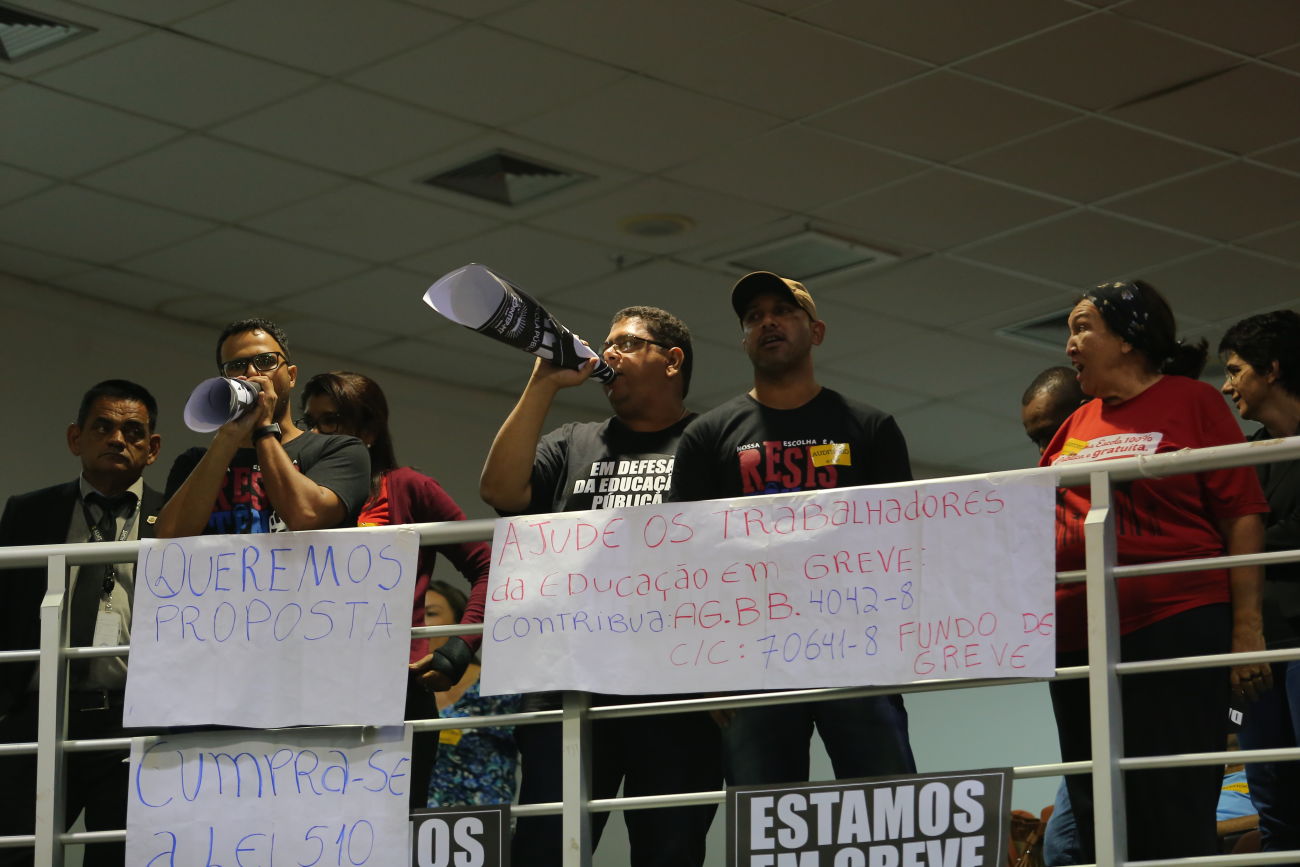 Professores lotam a galeria da AL para protestarem contra o Governo. Foto: Assessoria