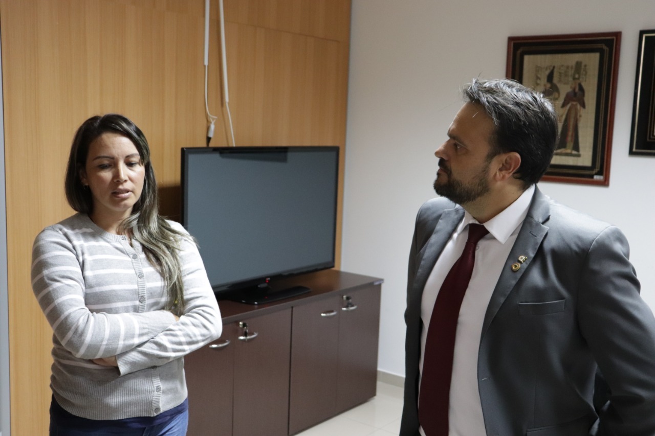 Deputado Claudinei em di&aacute;logo com professora. Foto: assessoria