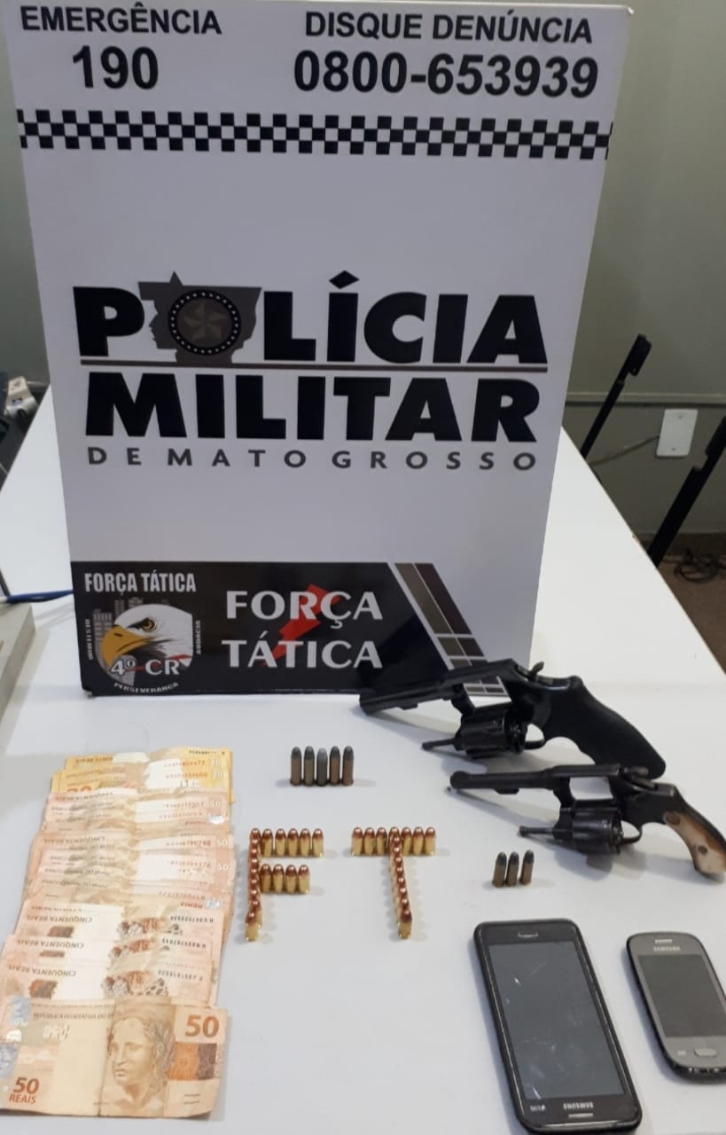 Materiais apreendidos pela pol&iacute;cia no estabelecimento do suspeito. (Foto: divulga&ccedil;&atilde;o PM/MT)