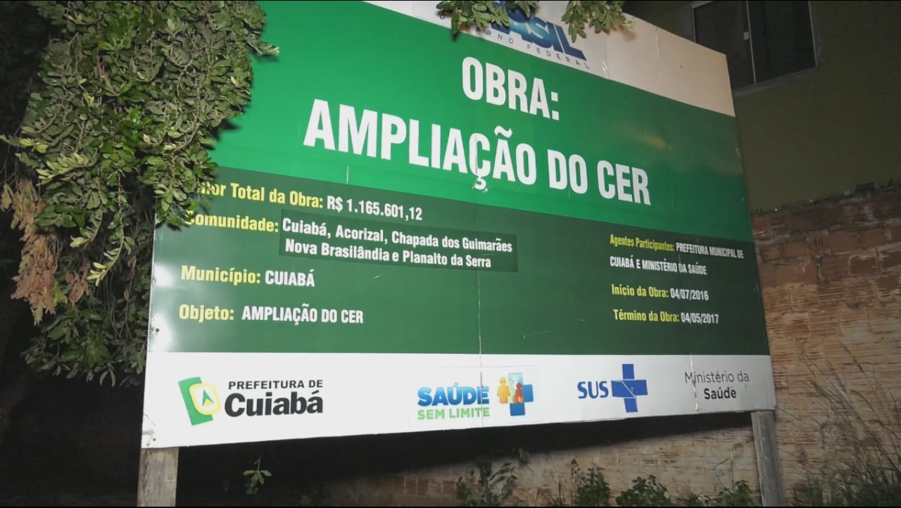 Placa da obra especifina valor e prazo de entrega iniciais. Foto: Bruno Pinheiro/GazetaMT