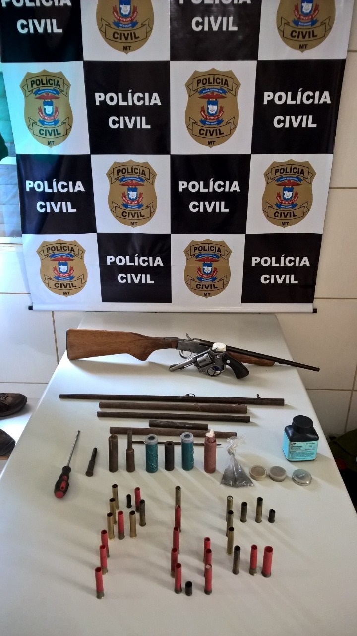 Armas de fogo e muni&ccedil;&otilde;es apreendidas em duas propriedades rurais do munic&iacute;pio. (Foto: divulga&ccedil;&atilde;o PJC/MT)