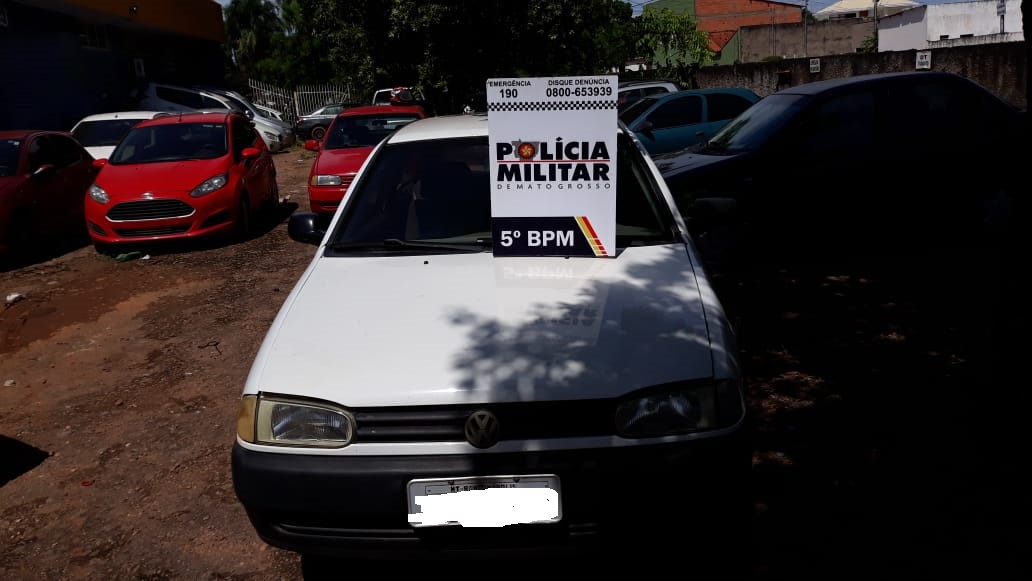 Gol branco estava estacionado na rodovi&aacute;ria de Rondon&oacute;polis. (Foto: PM/MT)