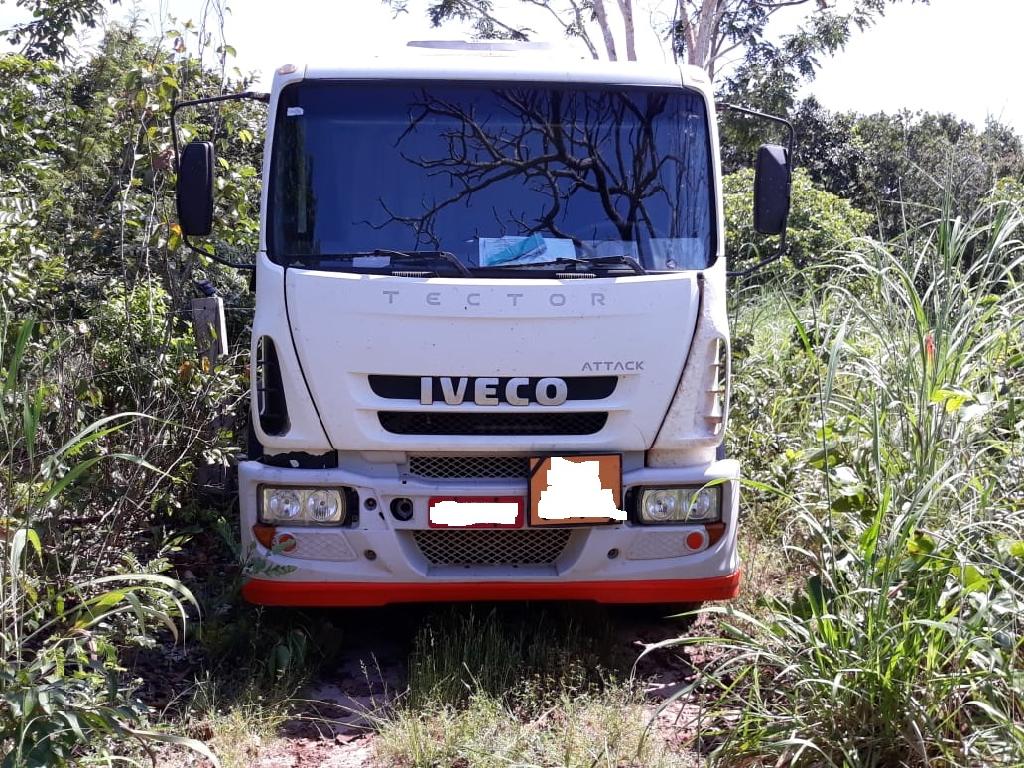 O caminh&atilde;o estava abandonado pr&oacute;ximo a um sitio de General Carneiro. (Foto: divulga&ccedil;&atilde;o PM/MT)