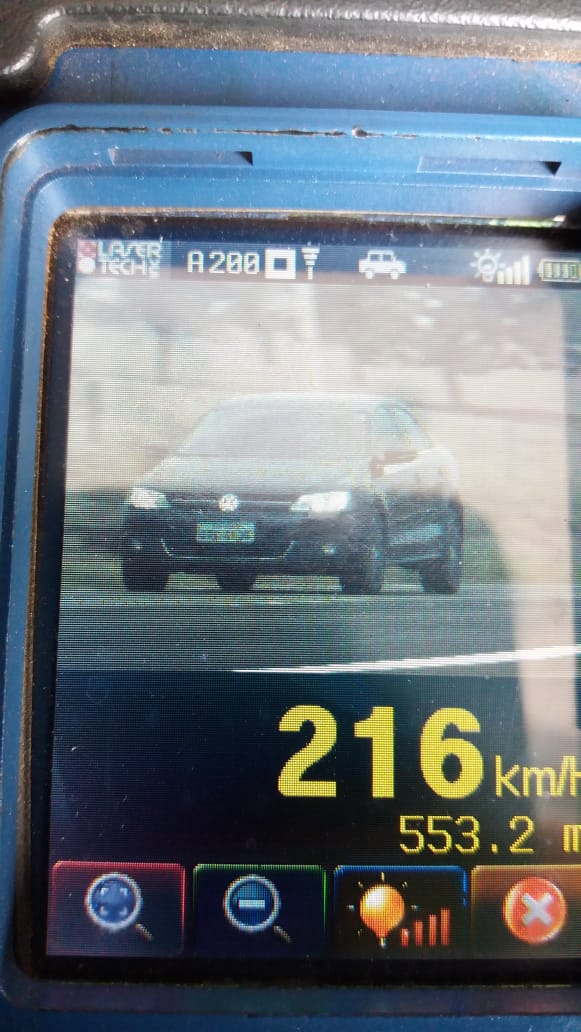 Ve&iacute;culo foi flagrado a 216km/h. (Foto: divulga&ccedil;&atilde;o PRF/MT)