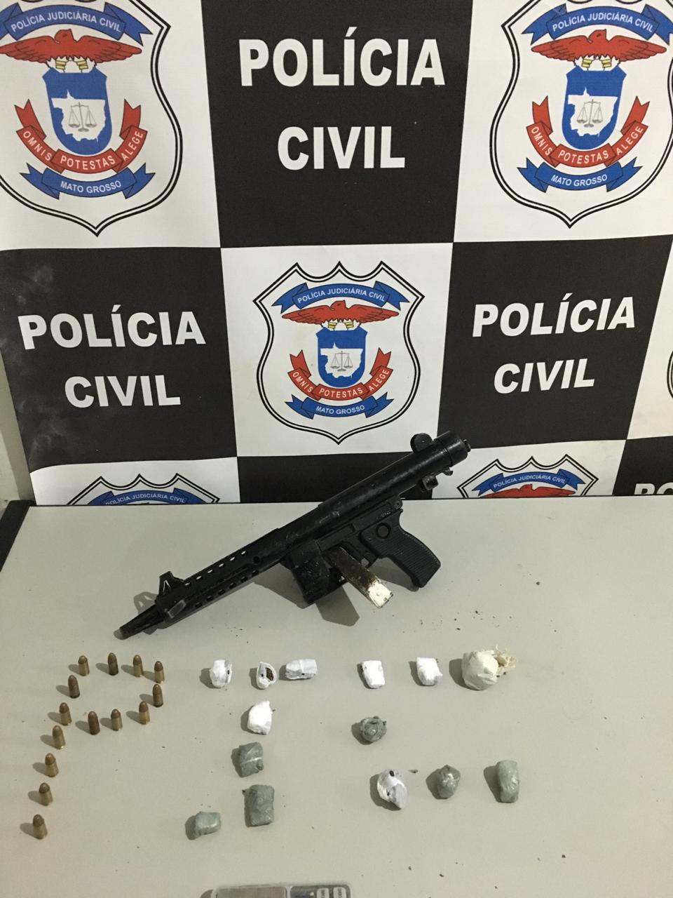 Submetralhadora, munições e drogas apreendidas com o menor. (Foto: divulgação PJC/MT)