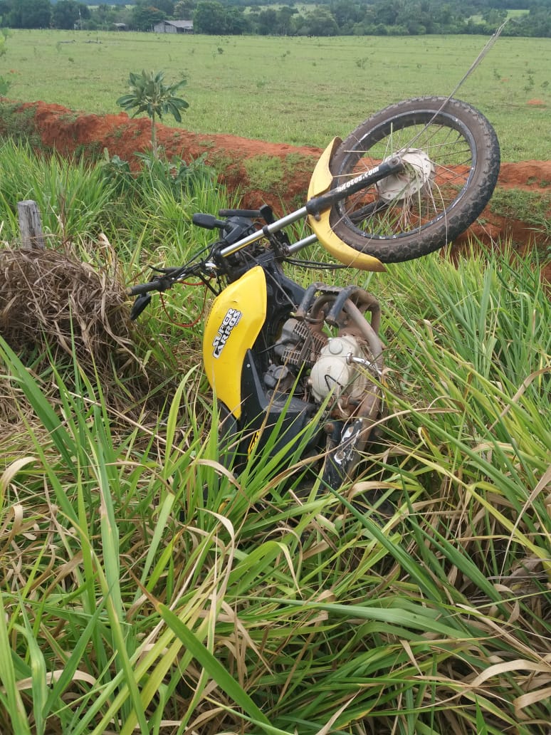 Ve&iacute;culo da v&iacute;tima parou fora da pista. (Foto: rede social)