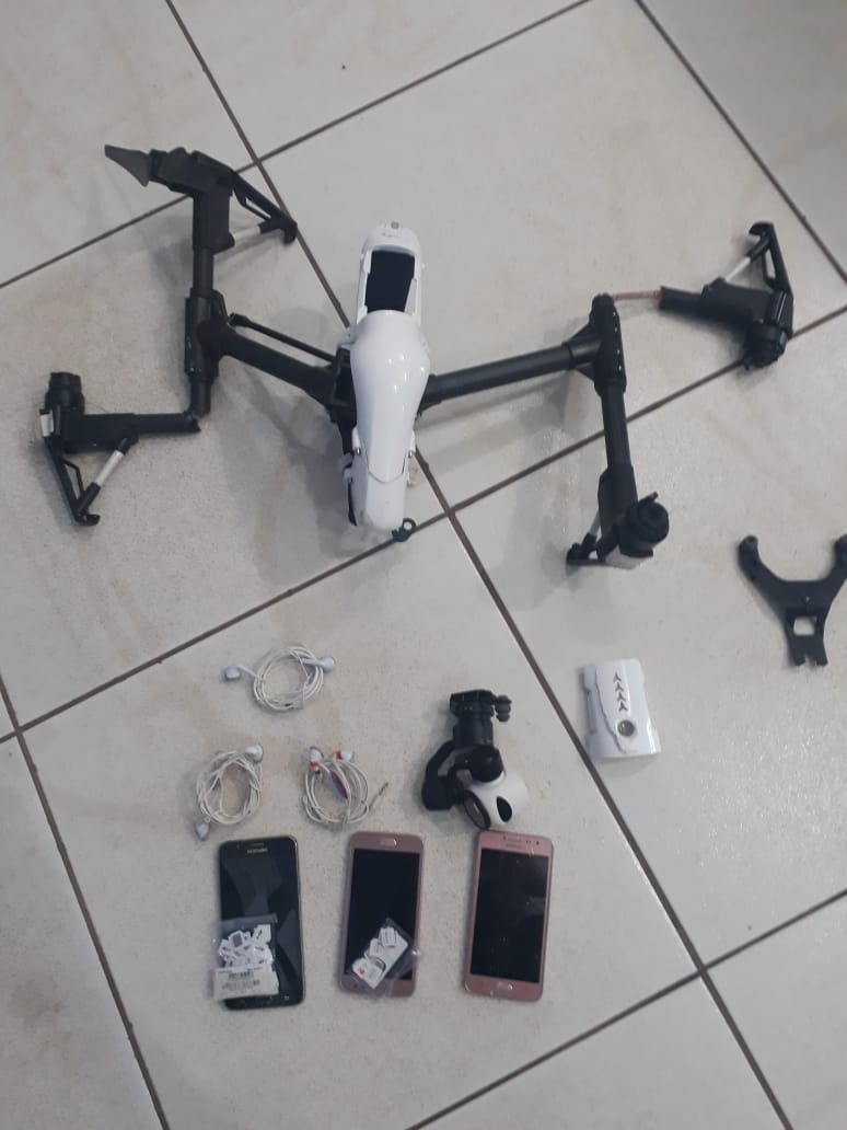 Drone e materiais apreendidos pelos agentes. (Foto: divulga&ccedil;&atilde;o) 