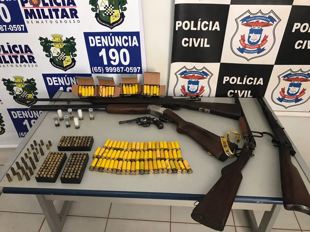 Armas e muni&ccedil;&otilde;es apreendidas na casa do PM no dia 23 de julho deste ano. (Foto: divulga&ccedil;&atilde;o PJC/MT) 