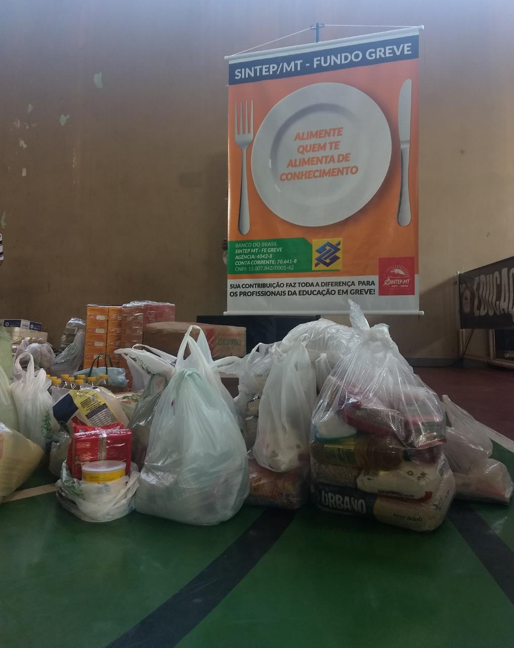 Professores realizam campanha de arrecada&ccedil;&atilde;o de alimentos. 