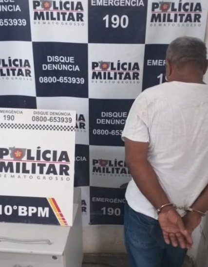 Suspeito preso e conduzido &agrave; delegacia. (Foto: divulga&ccedil;&atilde;o PM/MT)
