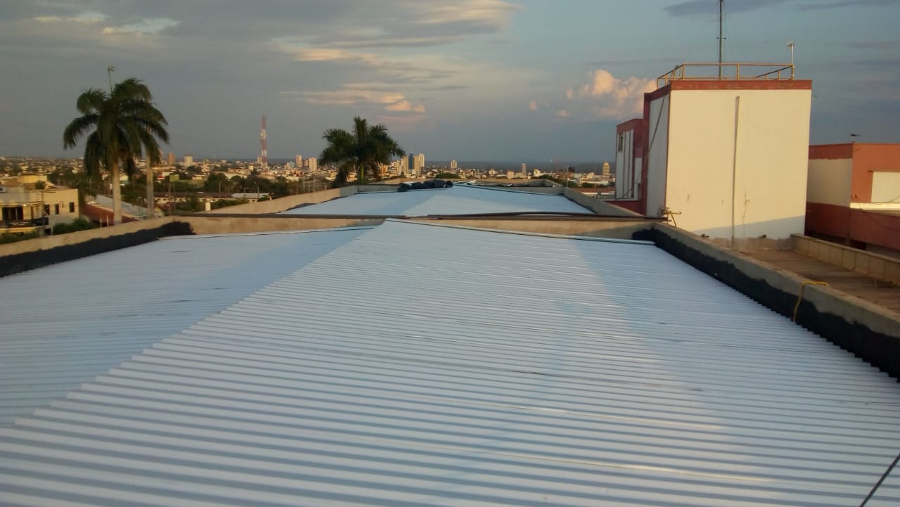 O material usado na reforma do telhado é todo de aço e telhas isotérmicas. (Foto: divulgação)