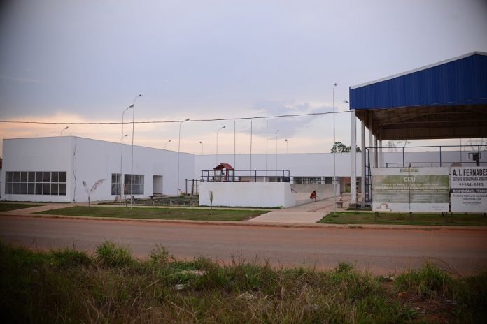 O projeto do governo federal abre espa&ccedil;o para a comunidade do Bairro Cidade de Deus e regi&atilde;o praticarem esportes coletivos. (Foto: Wheverton Barros)
