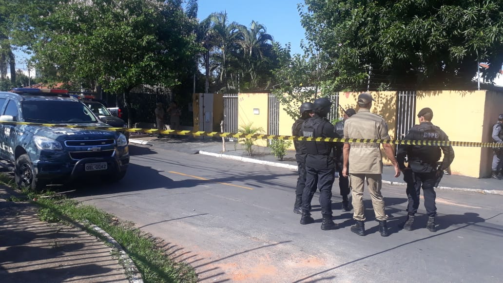 Desde as 11h, militares do Batalh&atilde;o de Opera&ccedil;&otilde;es Especiais (Bope) tentam negociar para que o militar saia da casa. (Foto: rede social)