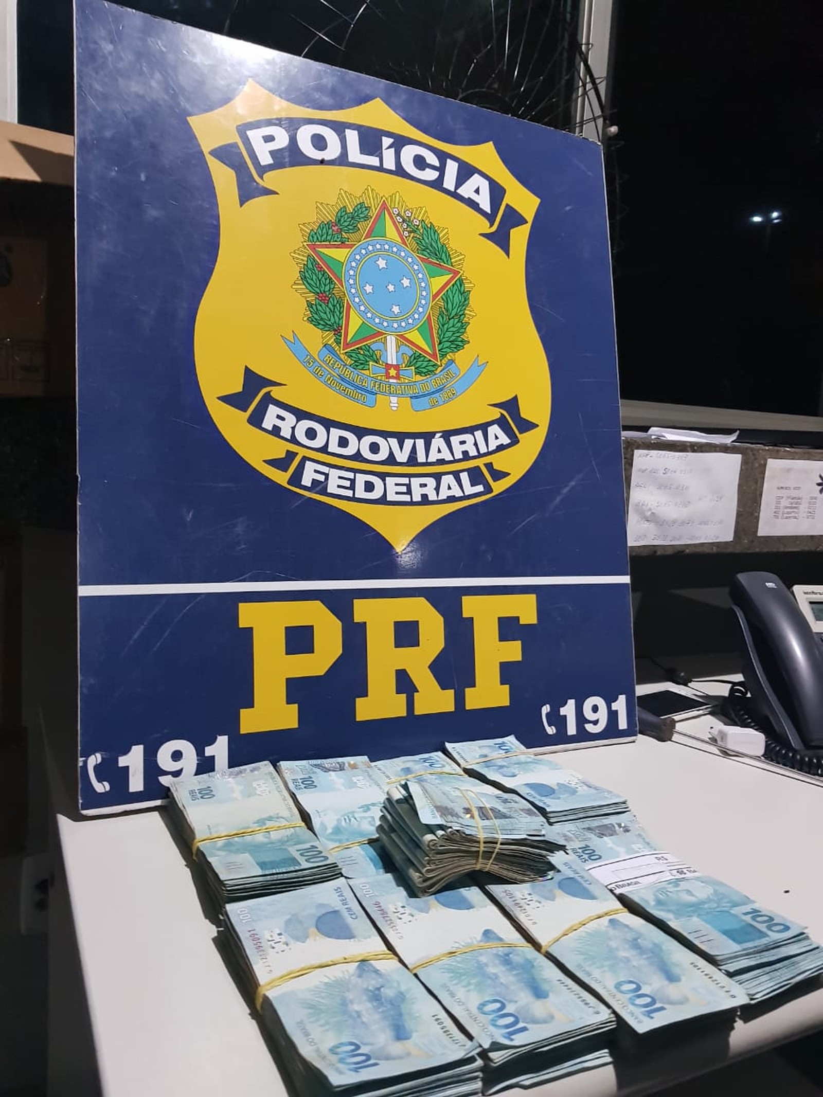 Dinheiro apreendido pelos policiais no carro dos suspeitos. (Foto: divulga&ccedil;&atilde;o PRF/MT)
