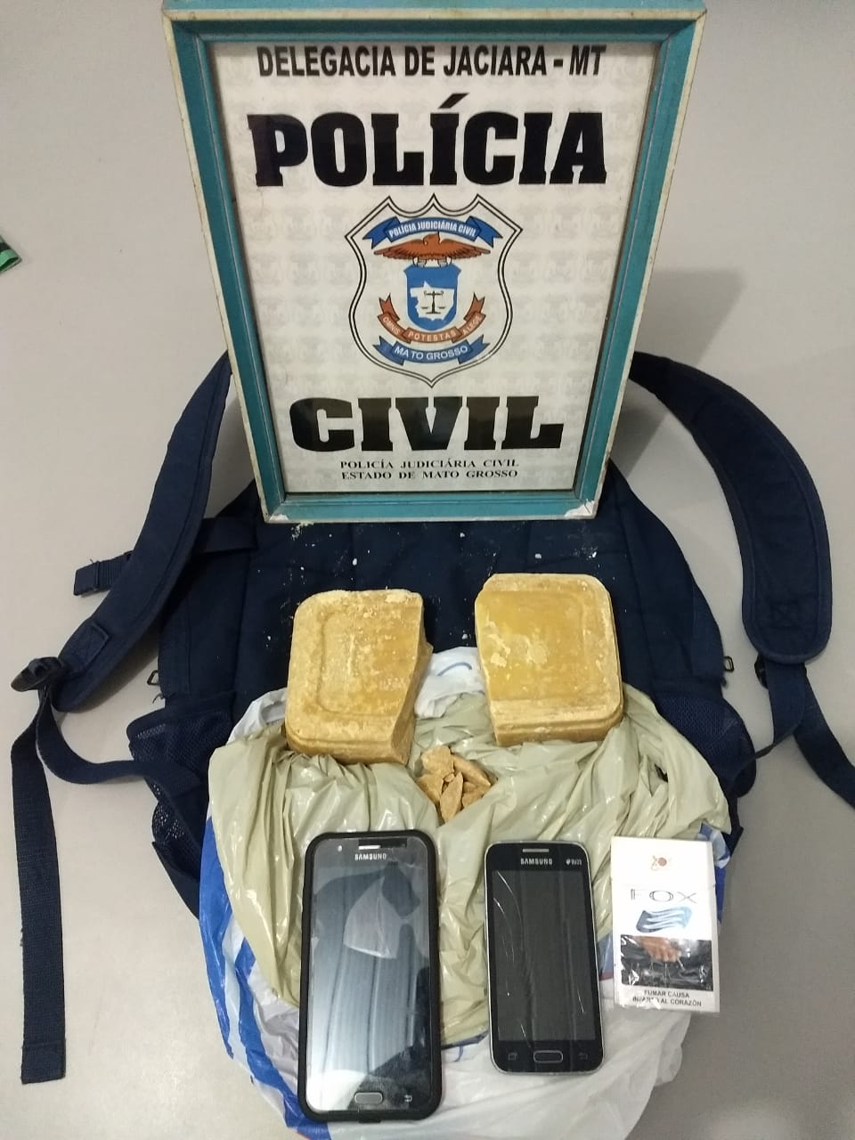 Por&ccedil;&otilde;es de droga apreendidas pela Pol&iacute;cia Civil com as suspeitas. (Foto: divulga&ccedil;&atilde;o PJC/MT)