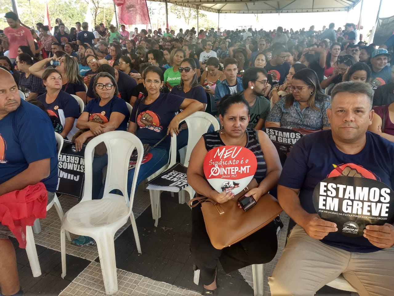 Sem nenhum voto contrário e com apenas duas abstenções, a greve continua. Foto: Sabryna Carvalho