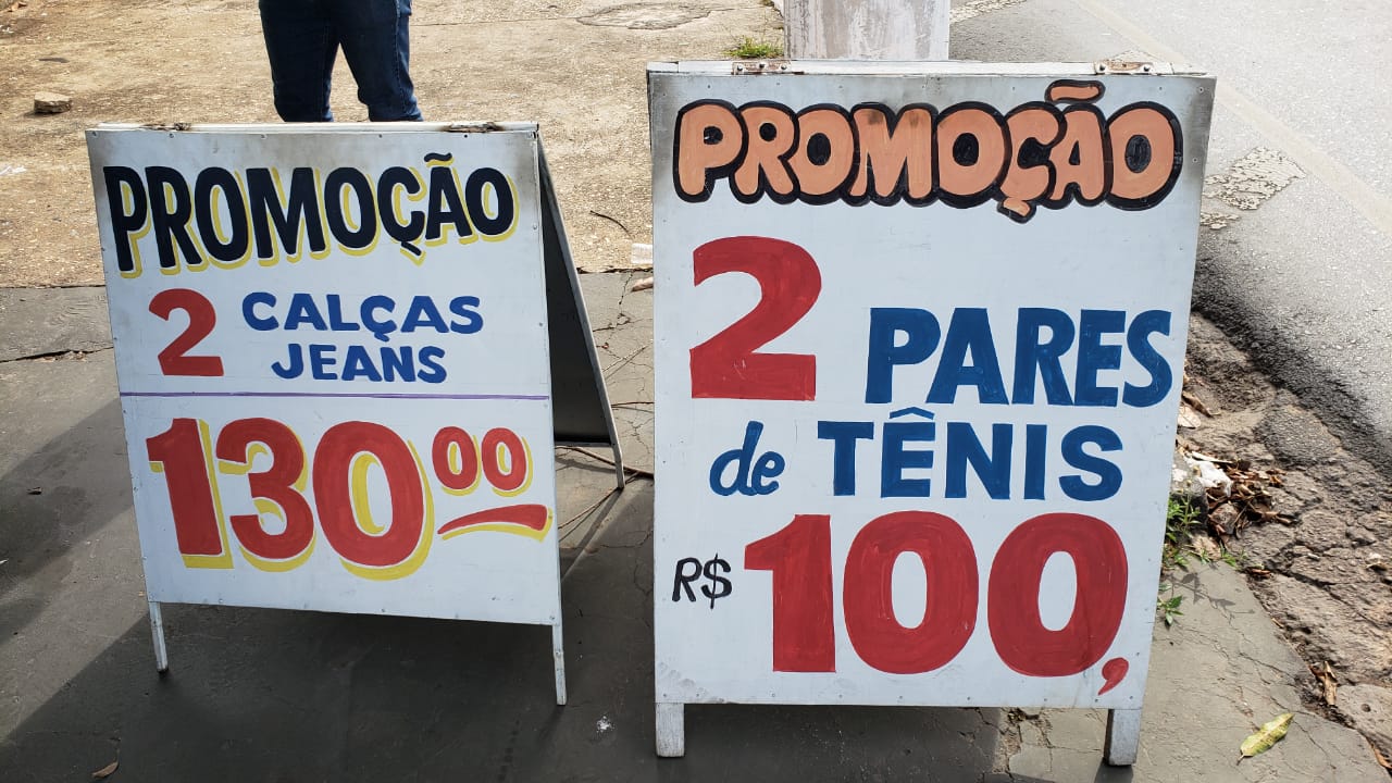 Placa na &aacute;rea externa informava promo&ccedil;&atilde;o de 2 pares por R$ 100. (Foto: divulga&ccedil;&atilde;o PJC/MT)