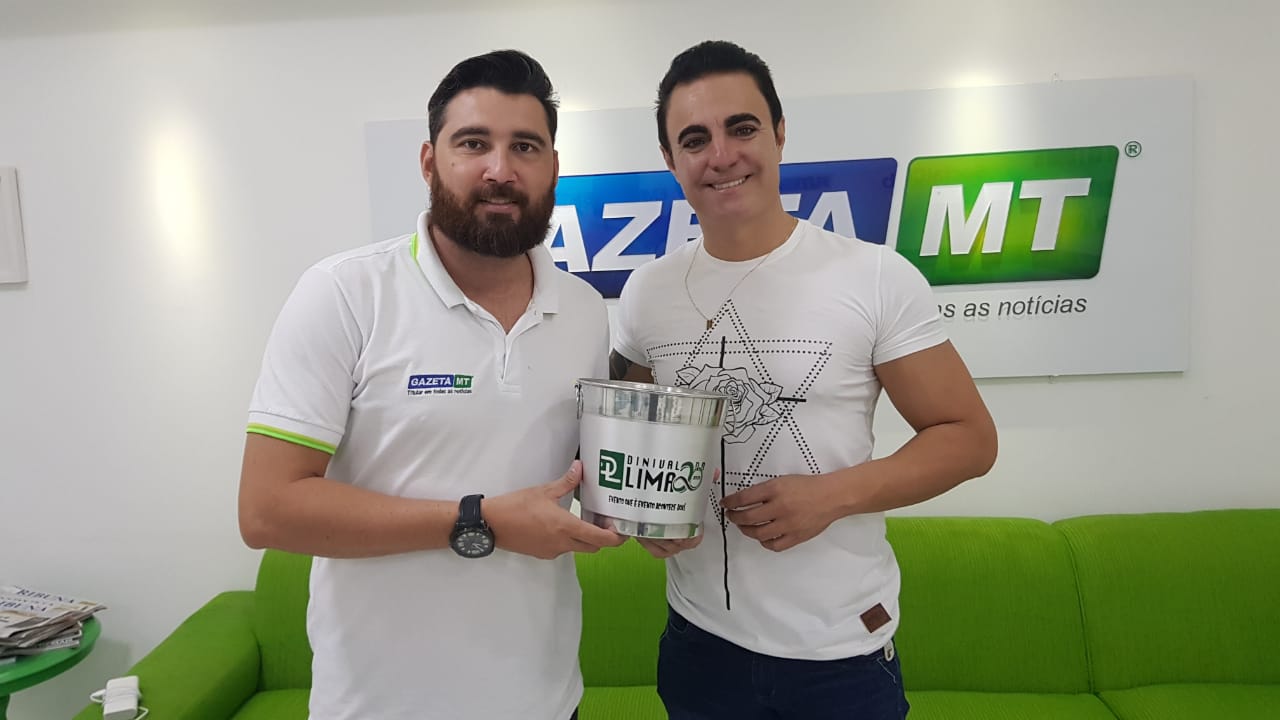 O promoter Dinivaldo Lima entrega kit promocional da festa Sunset para gerente comercial do GazetaMT, Marco Aur&eacute;lio Arruda