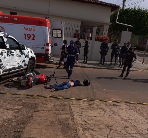 O Servi&ccedil;o de Atendimento M&oacute;vel de Urg&ecirc;ncia (Samu) encaminhou o suspeito ferido para o Hospital Regional. (Foto: rede social)