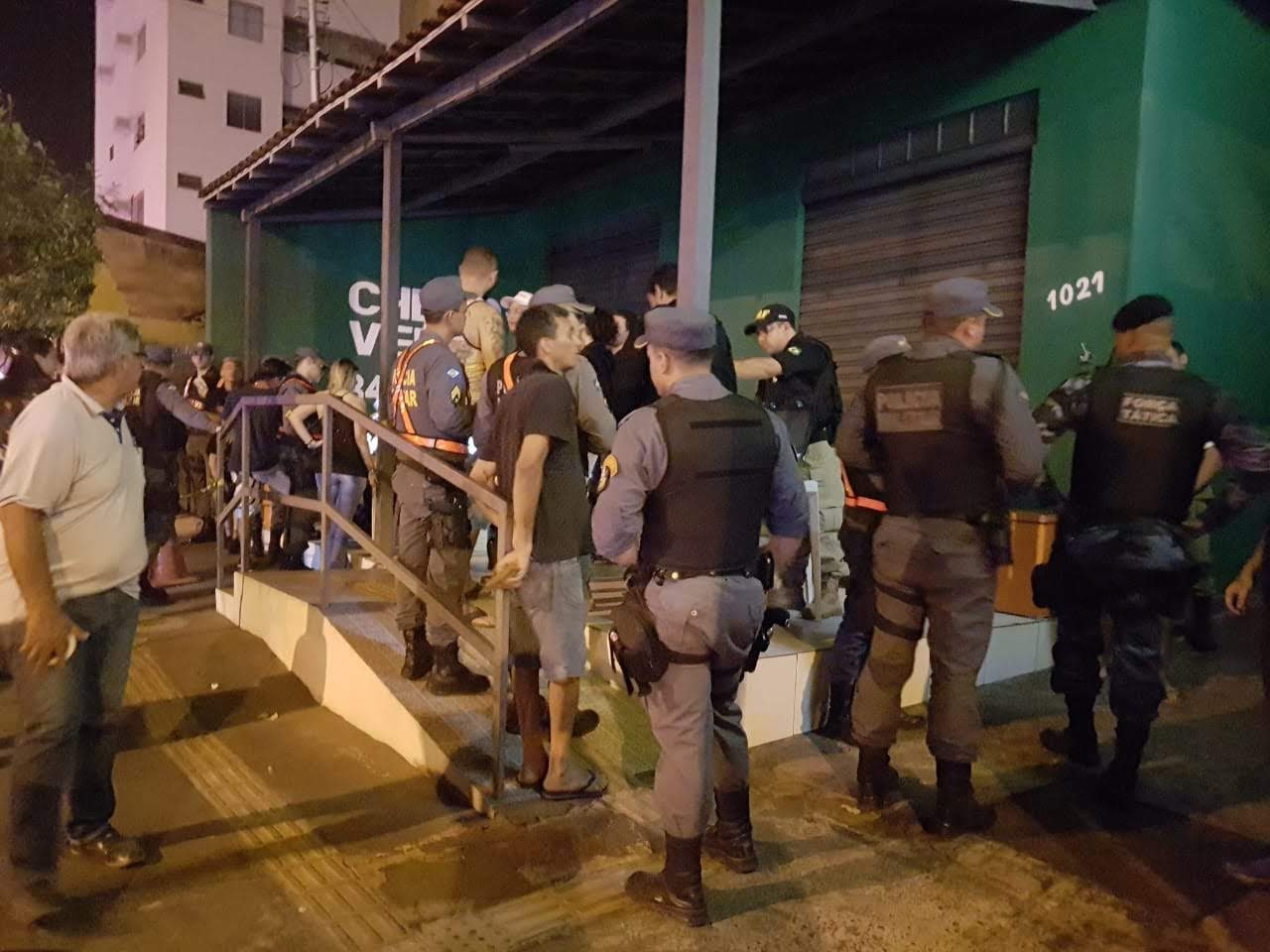 Al&eacute;m da fiscaliza&ccedil;&atilde;o no tr&acirc;nsito, os policiais tamb&eacute;m abordaram as pessoas que frequentavam os restaurantes da regi&atilde;o, pra checar seus documetnos  - Foto Divulga&ccedil;&atilde;o/PM