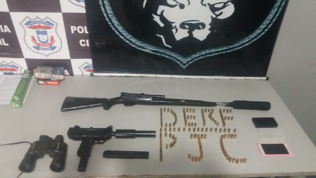 Materiais apreendidos com o pai e a filha dele. (Foto: divulga&ccedil;&atilde;o PJC/MT)