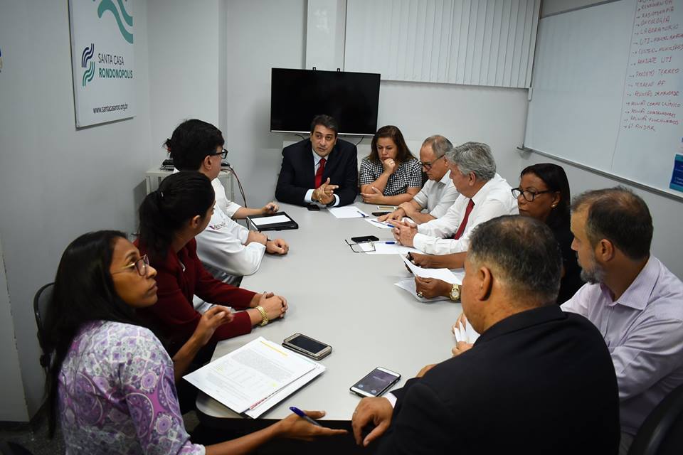 Reuni&atilde;o de prefeito e representantes da Santa Casa. Foto: Assessoria