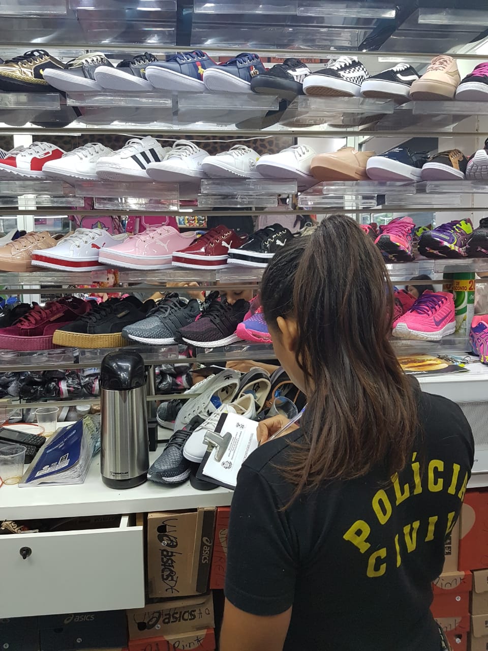 Foram apreendidos 605 pares de t&ecirc;nis e chinelos. (Foto: divulga&ccedil;&atilde;o PJC/MT)