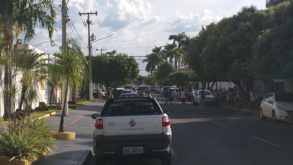 Alunos, professores e funcion&aacute;rios ficaram na rua para n&atilde;o correrem riscos. (Foto: rede social)