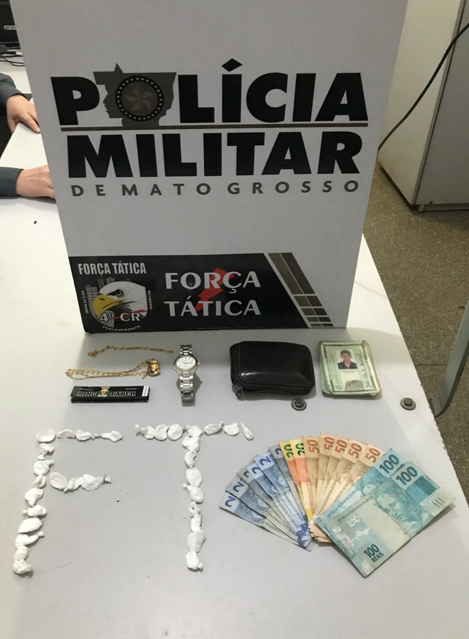 Materiais apreendidos pela pol&iacute;cia com o suspeito. (Foto: divulga&ccedil;&atilde;o PM/MT)