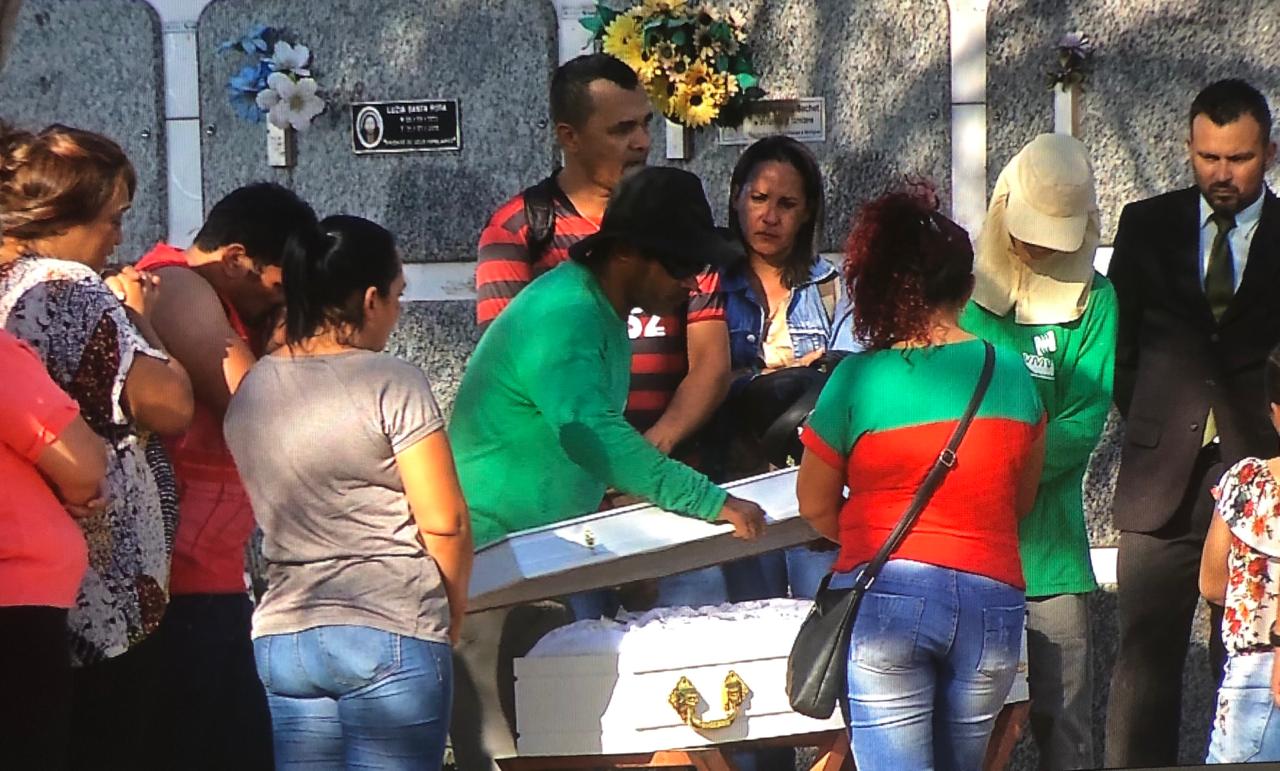  A cerim&ocirc;nia foi marcada por muita como&ccedil;&atilde;o e tristeza. (Foto: Sirlei Alves/GazetaMT)
