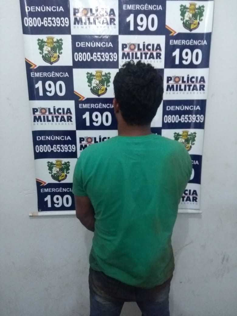 Suspeito preso pela PM em flagrante pelo crime de furto. (Foto: divulga&ccedil;&atilde;o PM/MT)