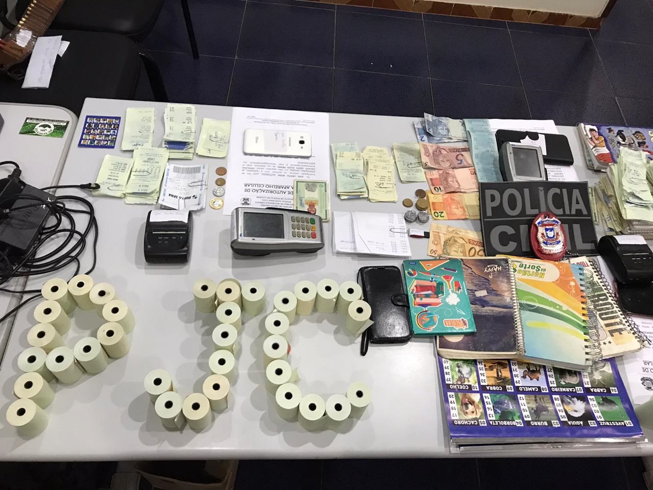 O grupo movimentou mais de R$ 156 mil nos &uacute;ltimos 5 meses. A a&ccedil;&atilde;o resultou em mais R$ 3,7 mil e diversos materiais utilizados para contraven&ccedil;&atilde;o penal. (Foto: divulga&ccedil;&atilde;o PJC/MT)