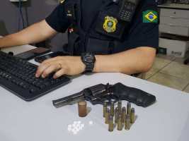 Com o motorista foram presos um rev&oacute;lver, muni&ccedil;&otilde;es e a droga conhecido como "rebite" - Foto Divulga&ccedil;&atilde;o/PRF