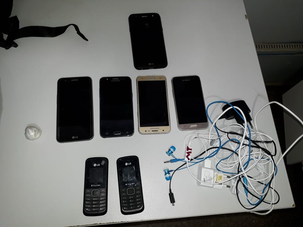 Objetos apreendidos pelos agente de plant&atilde;o. (Foto: Sirlei Alves/GazetaMT)