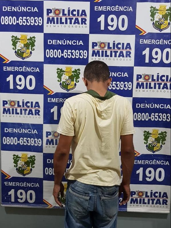 Suspeito detido pela PM. Foto: Divulga&ccedil;&atilde;o