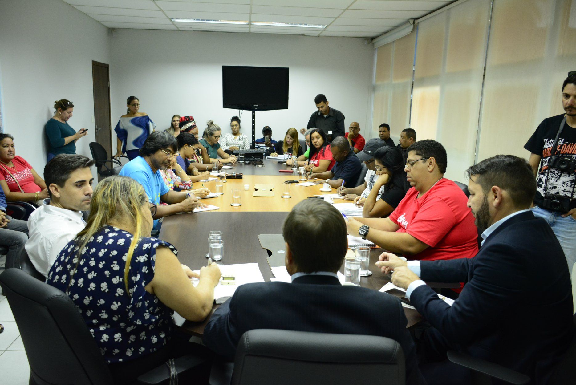 Representantes dos professores e do governo se reuniram ontem (25) para tentar  chegar a um acordo que pusesse fim &agrave; greve, mas isso acabou n&atilde;o acontecendo e a greve continua - Foto Divulga&ccedil;&atilde;o/Sintep 