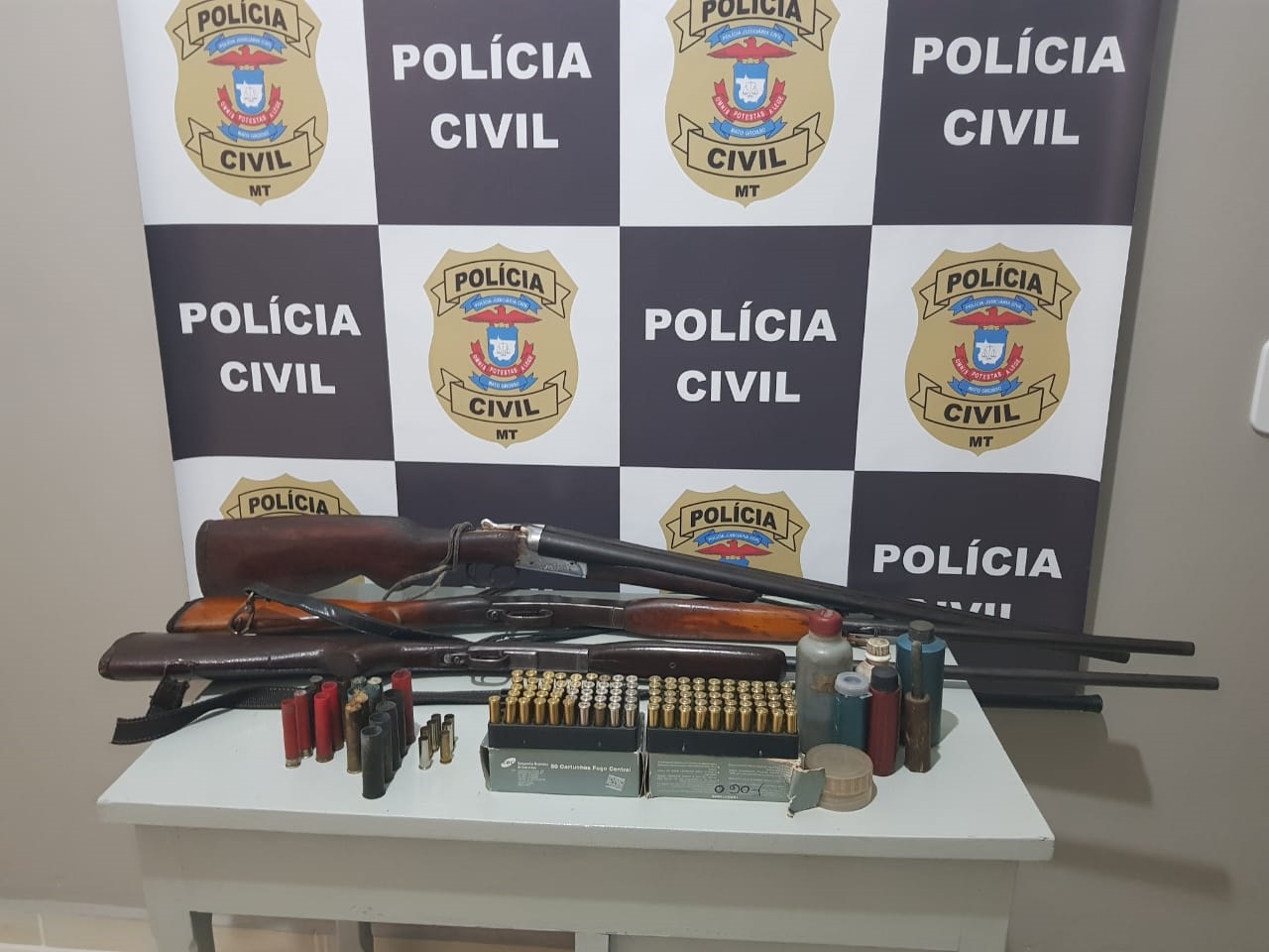 Armas e muni&ccedil;&otilde;es apreendidas pela pol&iacute;cia na casa do suspeito. (Foto: divulga&ccedil;&atilde;o PJC/MT)