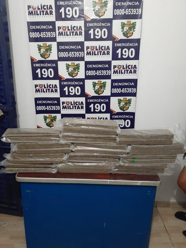 Droga apreendida no quarto onde a suspeita estava. (Foto: divulgação PM/MT)