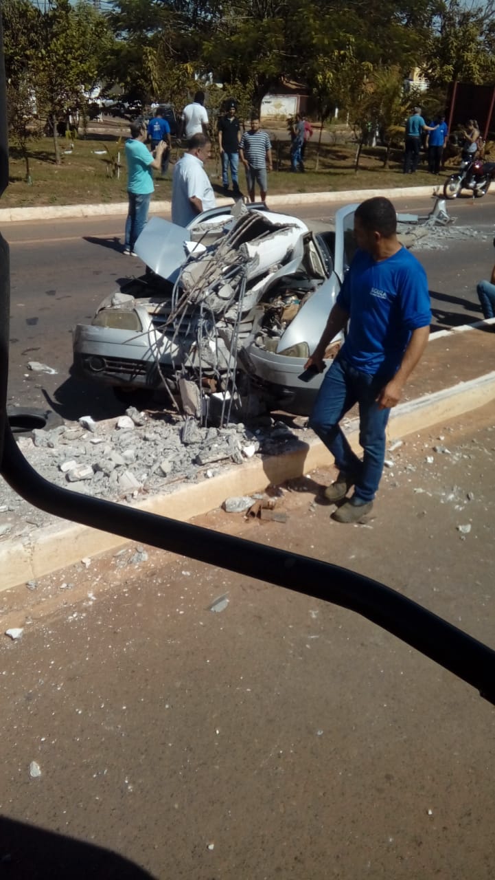 Apesar do susto, o condutor do Gol saiu consciente do carro e foi encaminhado pelo Servi&ccedil;o de Atendimento M&oacute;vel e Urg&ecirc;ncia (Samu) para o hospital. (Foto: rede social)