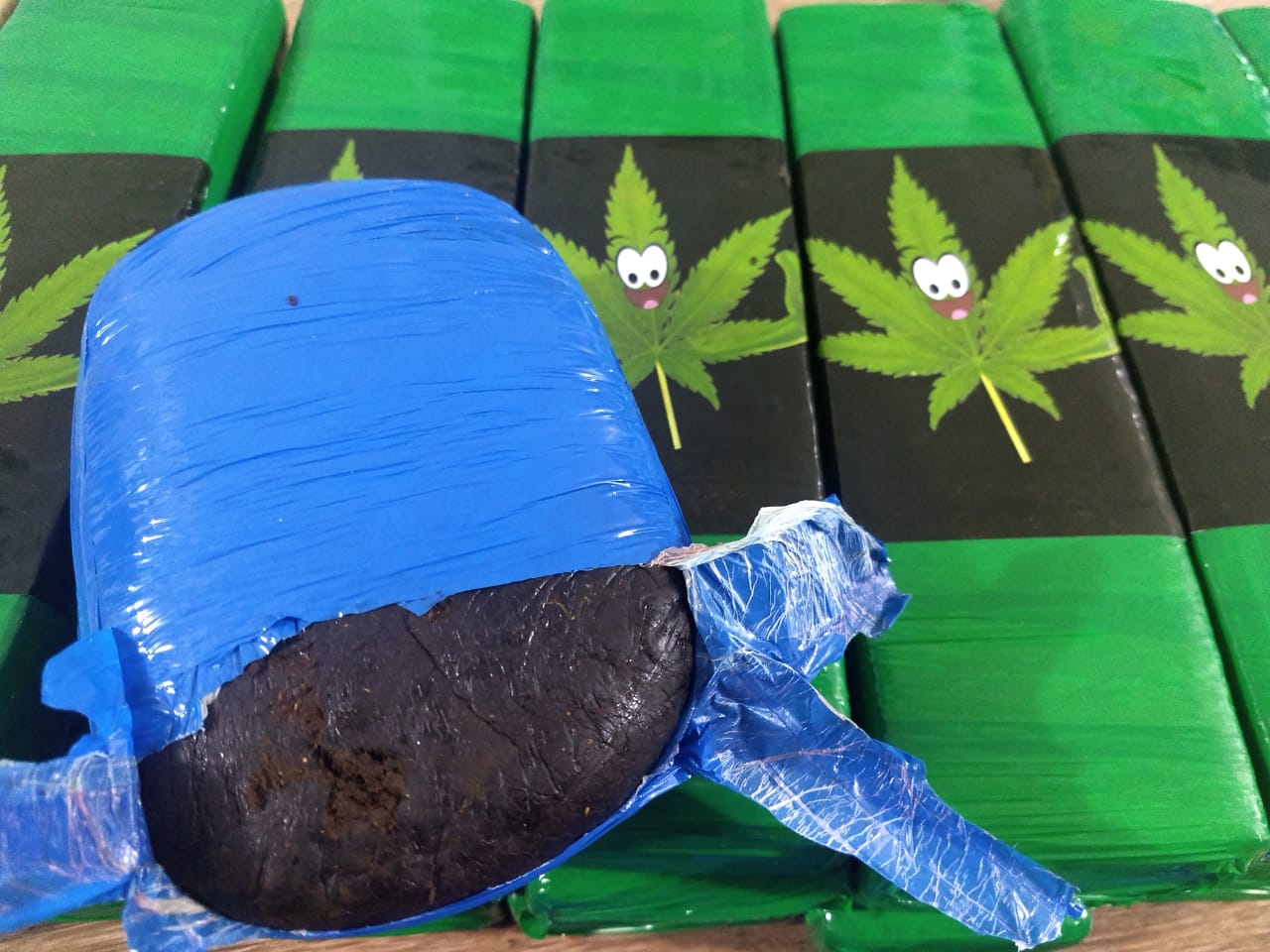 Tabletes de haxixe, maconha e skank apreendidos pela pol&iacute;cia. (Foto: divulga&ccedil;&atilde;o PRF/MT)