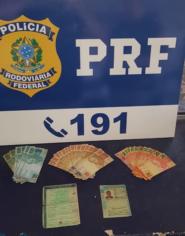 Notas falsas apreendidas pela pol&iacute;cia. (Foto: divulga&ccedil;&atilde;o PRF/MT)