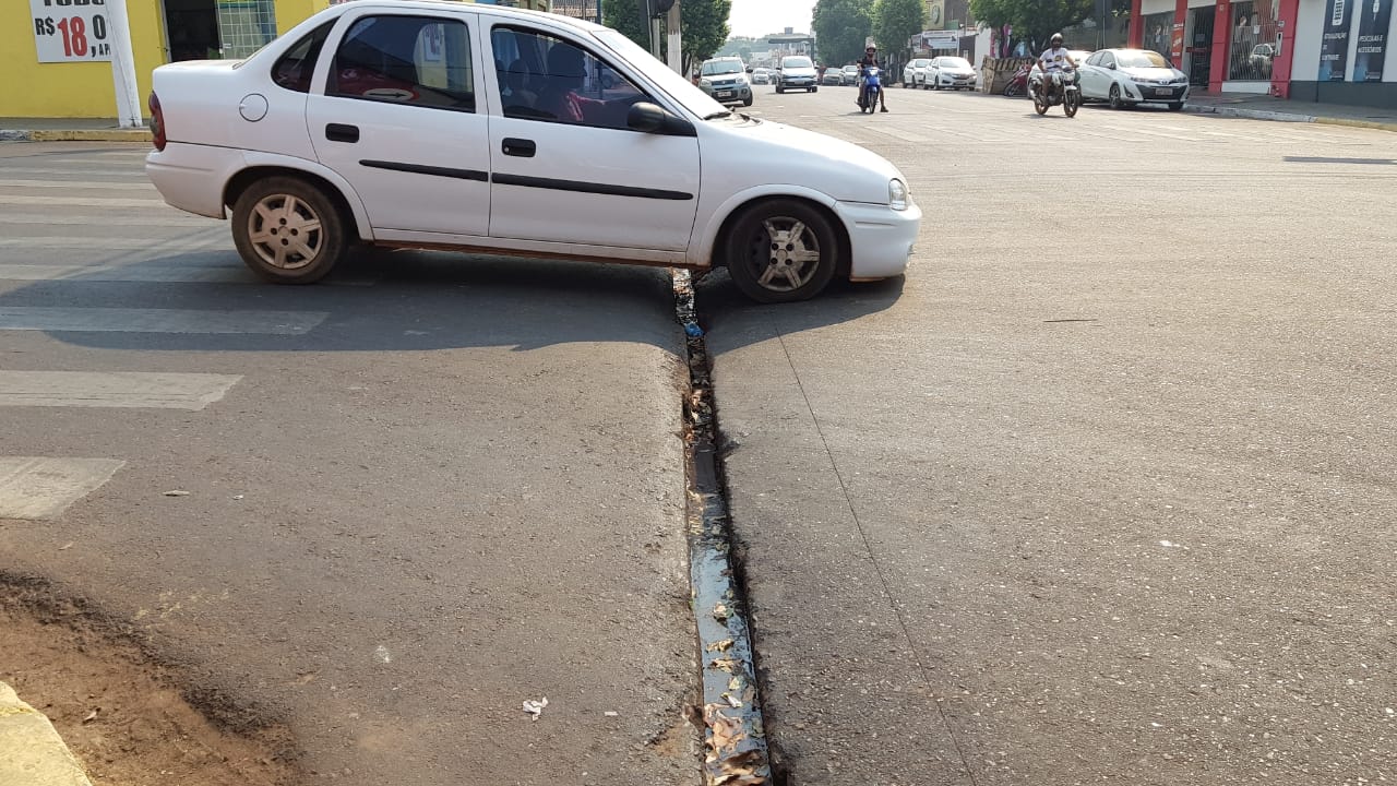Em v&aacute;rios cruzamentos movimentados da cidade, motoristas sofrem com os grandes desn&iacute;veis no local das canaletas - Foto Denilson Paredes/GMT