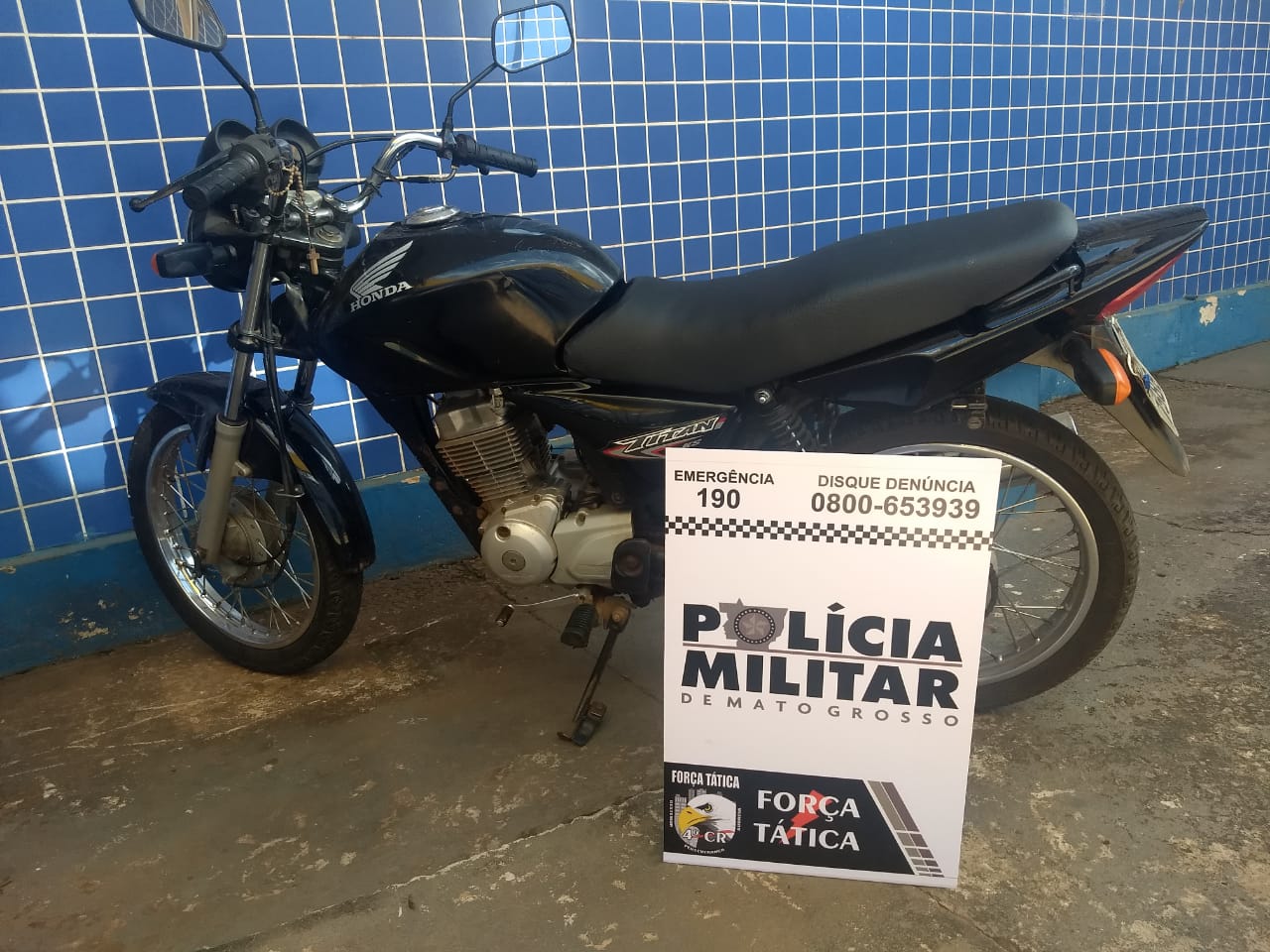 Motocicleta recupera pela equipe da PM. (Foto: divulga&ccedil;&atilde;o PM/MT)