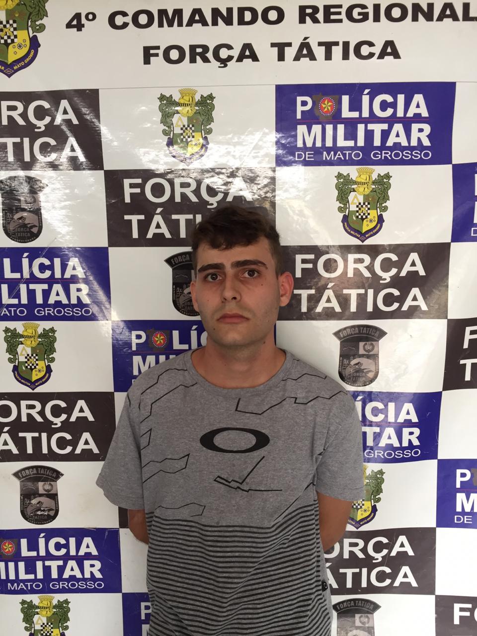 Carlos Eduardo Silveira, 19, flagrado com os materiais. (foto: divulga&ccedil;&atilde;o PM/MT)