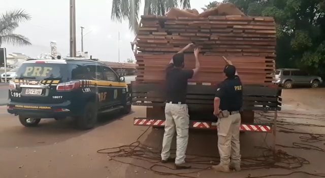 Veículo onde era transportada a madeira apreendida. (Foto: divulgação PRF/MT)