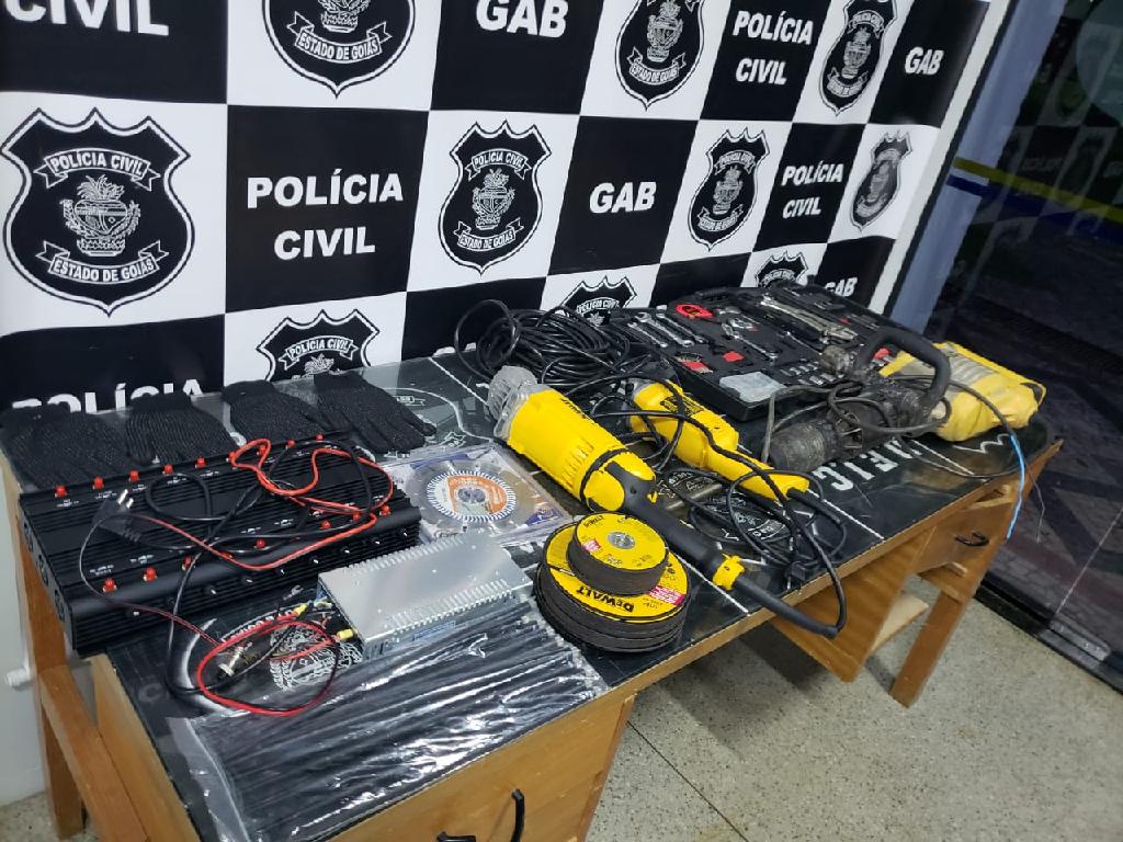 Materiais apreendidos pela pol&iacute;cia com os suspeitos. (Foto: divulga&ccedil;&atilde;o PJC)