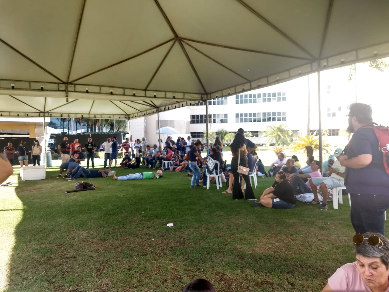 Professores realizam vig&iacute;lia em frente &agrave; ALMT na tarde desta ter&ccedil;a-feira (23). Foto Sabryna Carvalho