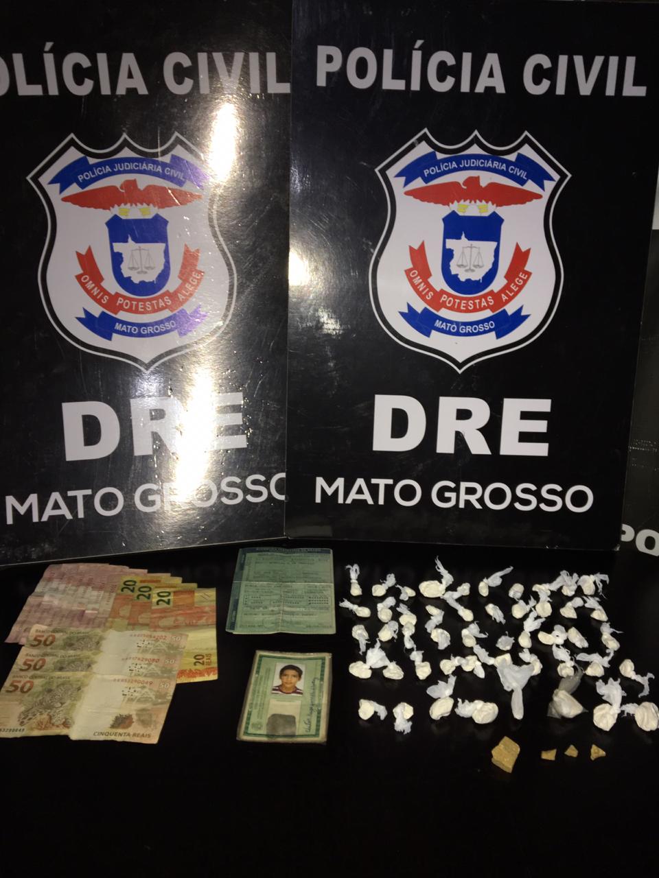 Material apreendido pela pol&iacute;cia na resid&ecirc;ncia onde funcionava a boca de fumo. (Foto: divulga&ccedil;&atilde;o PJC/MT)