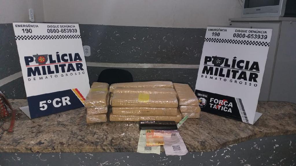 Tabletes de maconha estavam na mochila e mala de adolescente. (Foto: divulga&ccedil;&atilde;o PM/MT)