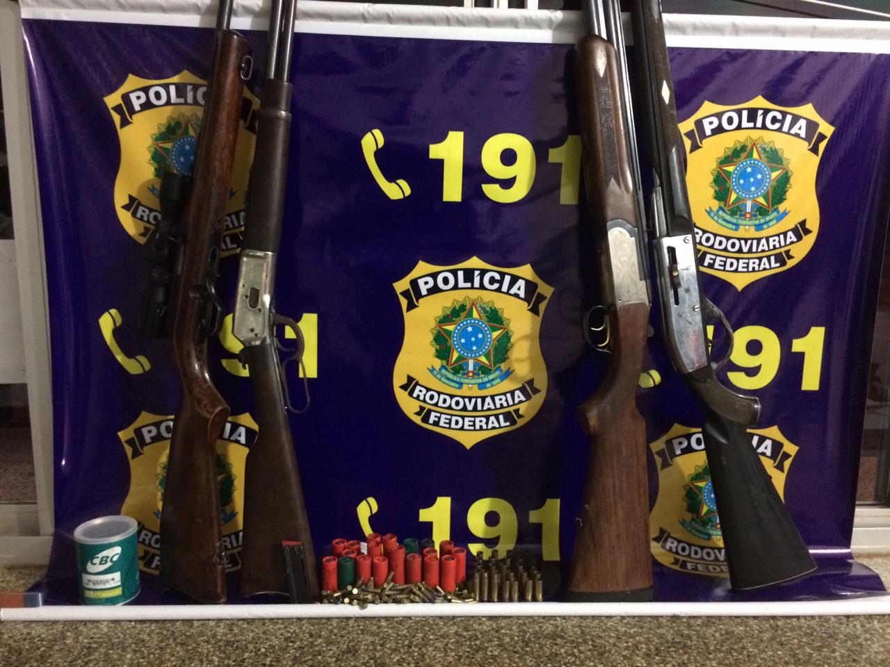 As armas e muni&ccedil;&otilde;es apreendidas pela pol&iacute;cia. (Foto: divulga&ccedil;&atilde;o PRF/MT)